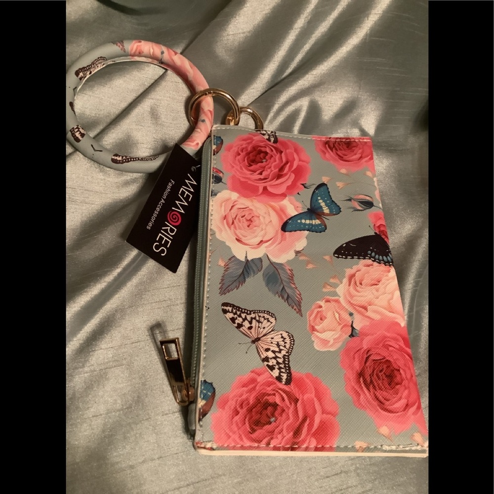 FLORAL KEYCHAIN WRISTLET AND CLUTCH IN ONE!  NWT, 3 pockets, keychain